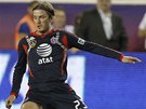 POJĎ MI NA NOHU. Ani anglický fotbalista David Beckham, proslulý kopací POJĎ MI NA NOHU. Ani anglický fotbalista David Beckham, proslulý kopací
