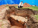 Archeologick� pr�zkum na n�m�st� 28. ��jna v Hradci Kr�lov� odhalil z�klady