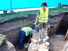 Archeologick� pr�zkum na n�m�st� 28. ��jna v Hradci Kr�lov� odhalil z�klady