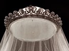 Tiara pokryt� tis�ci diamanty