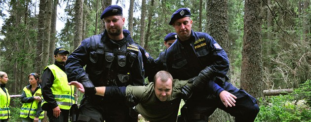 Ekologičtí aktivisté blokují kácení stromů u Ptačího potoka na Šumavě. (26.... Ekologičtí aktivisté blokují kácení stromů u Ptačího potoka na Šumavě. (26....