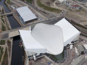 Plavecké centrum (v popředí) a bazén pro vodní pólo určené pro olympijské hry v