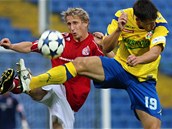 NA OST�� NOHY. Zl�nsk� fotbalista Jan Jel�nek vlet�l do souboje s t�ineck�m