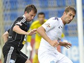 Libor Došek ze Slovácka (vpavo) uniká Jiřímu Krejčímu z Příbrami.