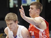 Martin Peterka (vlevo) z Česka obchází Karla Zgdanece z Chorvatska ve finále ME