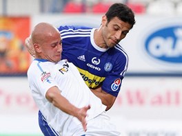 O m�� bojuj� olomouck� Daniel Silva Rossi (vzadu) a ostarvsk� Dalibor Va�enda.