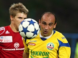 Zl�nsk� fotbalista Tom� Pol�ch sleduje m�� p�i z�pase druh� ligy proti T�inci.