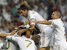 RADOST REALU. Fotbalist� Realu Mardid oslavuj� g�l Mesuta �zila proti Barcelon�