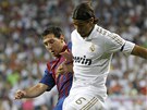 PEVN� OBRANA. Barcelonskou hv�zdu Lionela Messiho mus� soupe�i hodn� hl�dat. V�