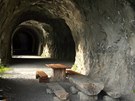 P�� tunel na b�ehu jezera pobl� vesnice Bauen