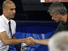 M�R Tren��i rival� Jos� Mourinho (vpravo) a Josep Guardiola si p�ed vz�jemn�m