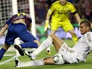 VELK� BOJ. Andres Iniesta z Barcelony (vlevo) a Pepe z Realu Madrid bojuj� o