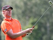 DOBŘE, NEBO ŠPATNĚ? Český golfista Marek Nový sleduje dráhu svého míčku. DOBŘE, NEBO ŠPATNĚ? Český golfista Marek Nový sleduje dráhu svého míčku.