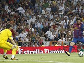 G�L Lionel Messi st��l� g�l do s�t� Realu Madrid, brank�� Iker Casillas (vlevo)