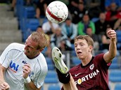 Ústecký fotbalista Michal Valenta (hlavičkuje) před Lukášem Julišem ze