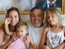 Kl�ra Dole�alov� s man�elem Miodragem a dcerami