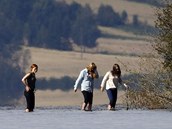 Na ostrov Utoya se vrátili ti, kdo p�e�ili �ád�ní Anderse Breivika. (20. srpna