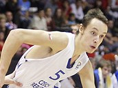 Jiří Šoula (vpravo), český reprezentant do 16 let, obchází Dorianan Jelenka z