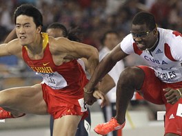 JASN� KOLIZE. Kub�nec Dayron Robles (vpravo) ve fin�le MS b�hu na 110 m