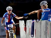 PŘEDÁVKA. I závody horských kol mají svou štafetu. Kateřina Nash právě předává