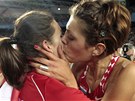 V��NIV� GRATULACE. Chorvatka Blanka Vla�i�ov� (vpravo) poblahop��la sv�