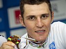 U� BEZ BL�TA NA OBLI�EJI. Trochu odpo�inut� a umyt� �esk� biker p�zuje se svou