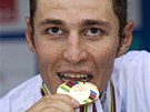 TAKHLE CHUTN� ZLATO. �erstv� mistr sv�ta v cross country si doslova vychutn�v�
