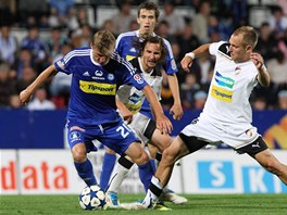 Olomouck� Marek Heinz proch�z� plze�skou obranou, zastavit se ho sna�� Daniel
