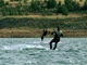 Kiteboardistka se zamotala na Jesenici do provazů své plachty. Hasiči ji vyčerpanou odvezli na břeh. (Ilustrační foto)