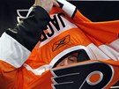 PŘEVLÉKÁNÍ. Jaromír Jágr si zkouší, jak mu bude slušet oranžová barva dresu PŘEVLÉKÁNÍ. Jaromír Jágr si zkouší, jak mu bude slušet oranžová barva dresu