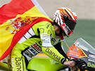OSLAVA S VLAJKOU. �pan�lsk� motocyklista Nicolas Terol p�i pr�jezdu c�lem slav�