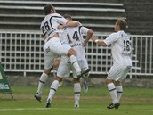 RADOST V DEŠTI. Fotbalisté Hradce slaví gól Dvořáka v utkání s Bohemians 1905. RADOST V DEŠTI. Fotbalisté Hradce slaví gól Dvořáka v utkání s Bohemians 1905.