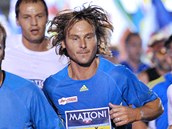 Už loni bývalý fotbalista Pavel Nedvěd běžel Prahou, jenže teď ho v centru města čeká maraton.