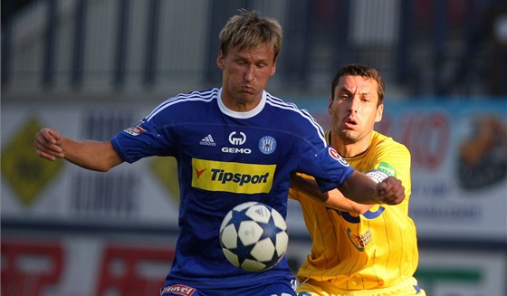KRYT. Marek Heinz z Olomouce si kryje m�� p�ed teplick�m Petrem Luk�em. 