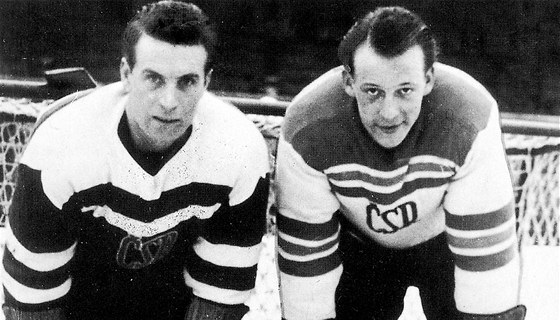 1948. Na olympiádě ve Svatém Mořici kraloval Bóža Modrý (vlevo). Kvůli horšímu 1948. Na olympiádě ve Svatém Mořici kraloval Bóža Modrý (vlevo). Kvůli horšímu