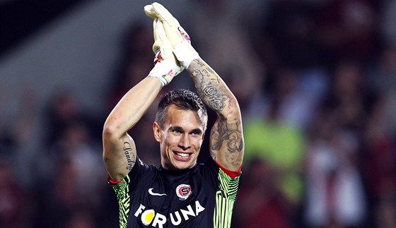 DA�� SE. Brank�� Sparty Milan �venger tlesk� g�lov� akci sv�ch spoluhr���.   
