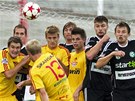 STANDARDNÍ SITUACE. Fotbalisté P�íbrami �elí jedné z �ancí Dukly. 
