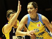 Eva Vítečková (vpravo) z USK Praha uniká Petře Pospíšilové ze Slovanky.