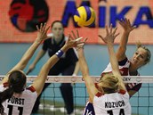 Česká smečařka Helena Havelková útočí ve čtvrtfinále ME proti Německu, blokují
