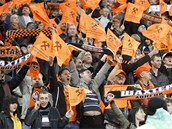 JEDIN� �ACHTAR. Fanou�ci ukrajinsk�ho t�mu �enou fotbalisty za v�t�zstv�m nad