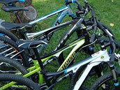 Po �em nap��klad policist� p�traj�? Cyklist� postr�daj� stroje Specialized Stumpjumper a Superior Team 29. Ilustra�n� sn�mek