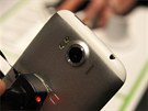 Fotoaparát Sensation XL je stejný jako u Windows Phone modelu Titan. Rozli�ení...