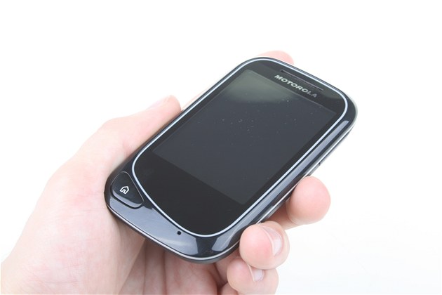 Motorola EX130 Wilder sv�m vzhledem trochu p�ipom�n� vaj��ko.