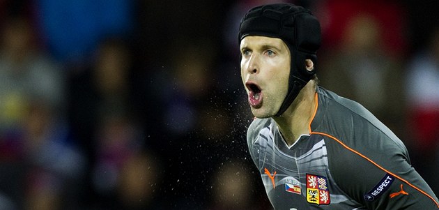 Petr Čech během utkání národního týmu.