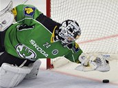 NA ČÁŘE. Boleslavský gólman Jarosla Hübl na poslední chvíli stihl zastavit NA ČÁŘE. Boleslavský gólman Jarosla Hübl na poslední chvíli stihl zastavit