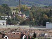 Automobilka staví ve Vrchlabí nové haly na místech, kde bylo hřiště nebo požární zbrojnice. Nové jsou ale v nedohlednu.