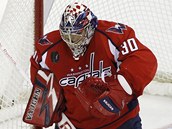 Brank�� Washingtonu Michal Neuvirth zasahuje.