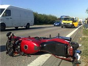 Na dálnici D8 na 8,5 kilometru ve směru na Prahu narazila dodávka do motorky. Na dálnici D8 na 8,5 kilometru ve směru na Prahu narazila dodávka do motorky.