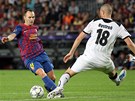 KLI�KA. Andres Iniesta z Barcelony obch�z� Davida Bystron� z Plzn�. 