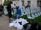 O prodej tri�ek se postarali dobrovoln�ci.